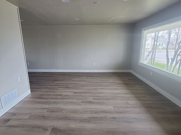 3rd image of 1502 Mahan Ave