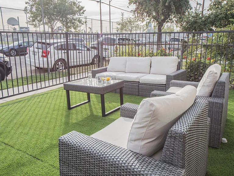 1651 W 37th Pl — Photo 8