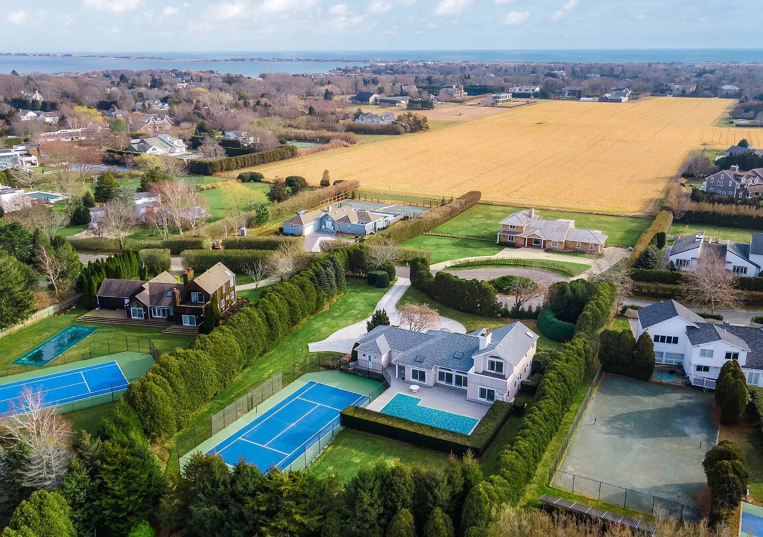 A Beach Lovers Paradise: SOH in Water Mill w Tennis — Photo 1