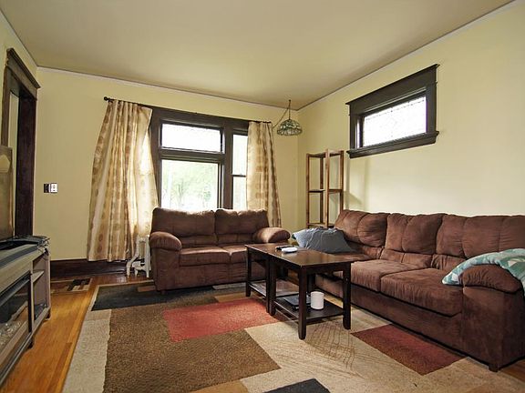 5th image of 214 Fairview Ave S