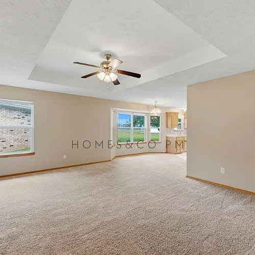 1239 W Bluegrass Rd — Photo 4