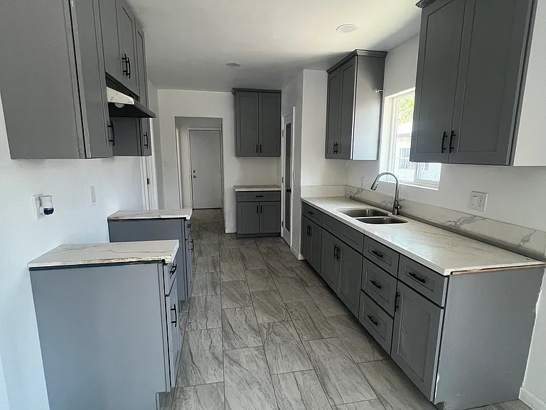 350 W 13th St — Photo 4