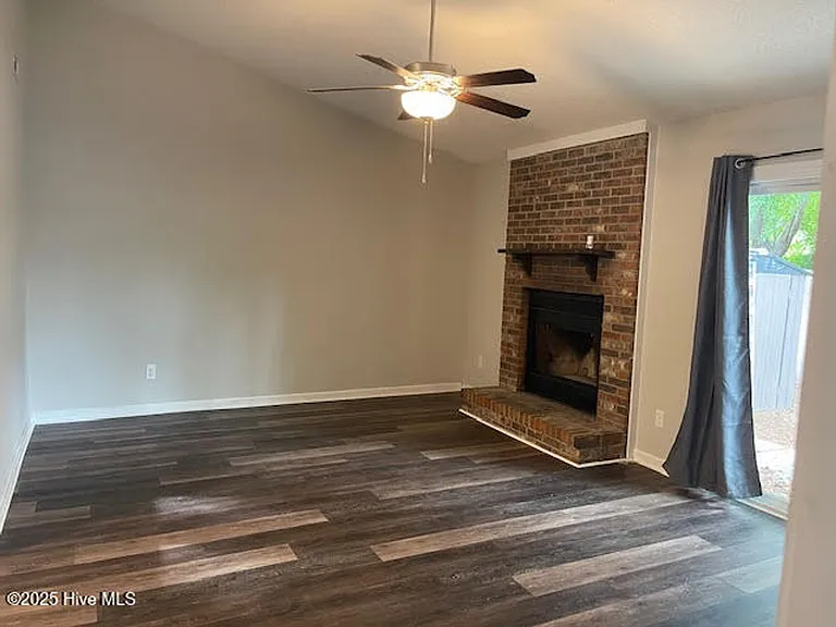 1951 Rolling Ridge Dr — Photo 2