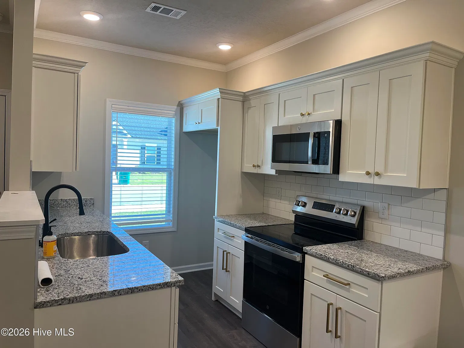 2 bed, 2.0 bath, 1092 sqft, $1,495 — Photo 2
