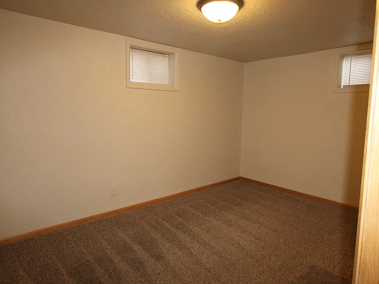 Room 4 downstairs - non-conforming windows