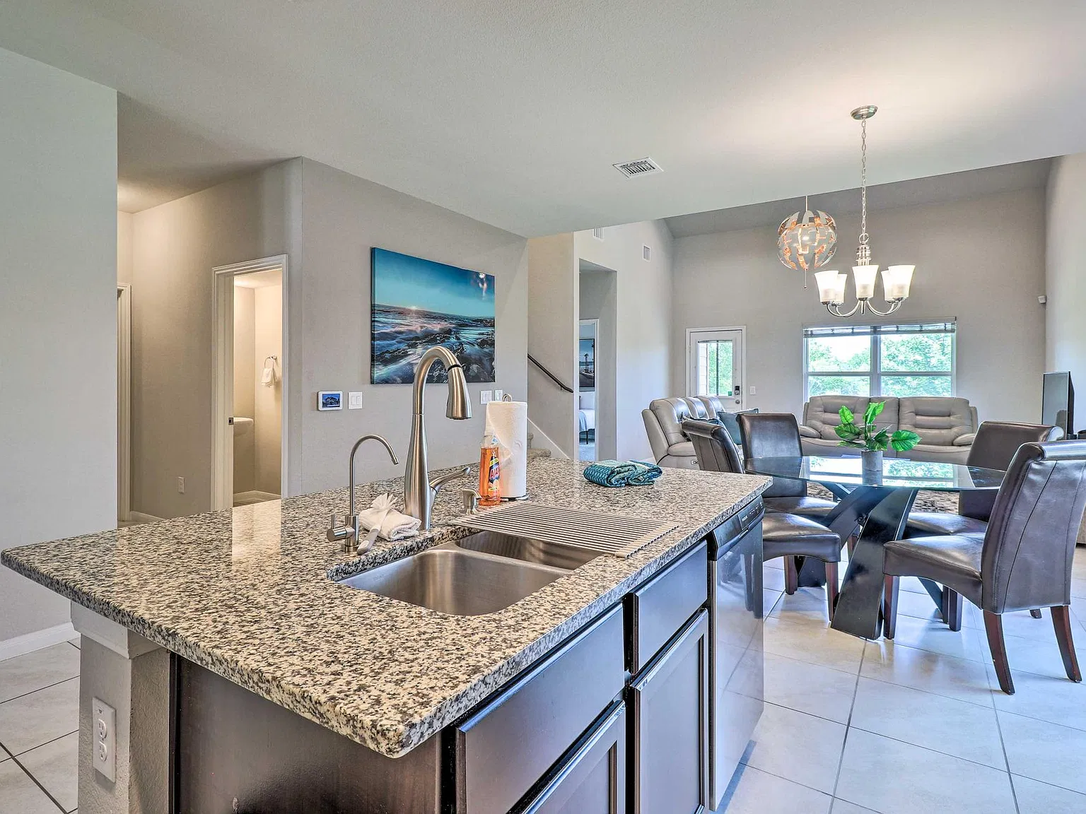 4 bed, 2.5 bath, 2383 sqft, $2,199 — Photo 4