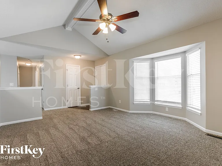 1529 NE Auburn Dr — Photo 6