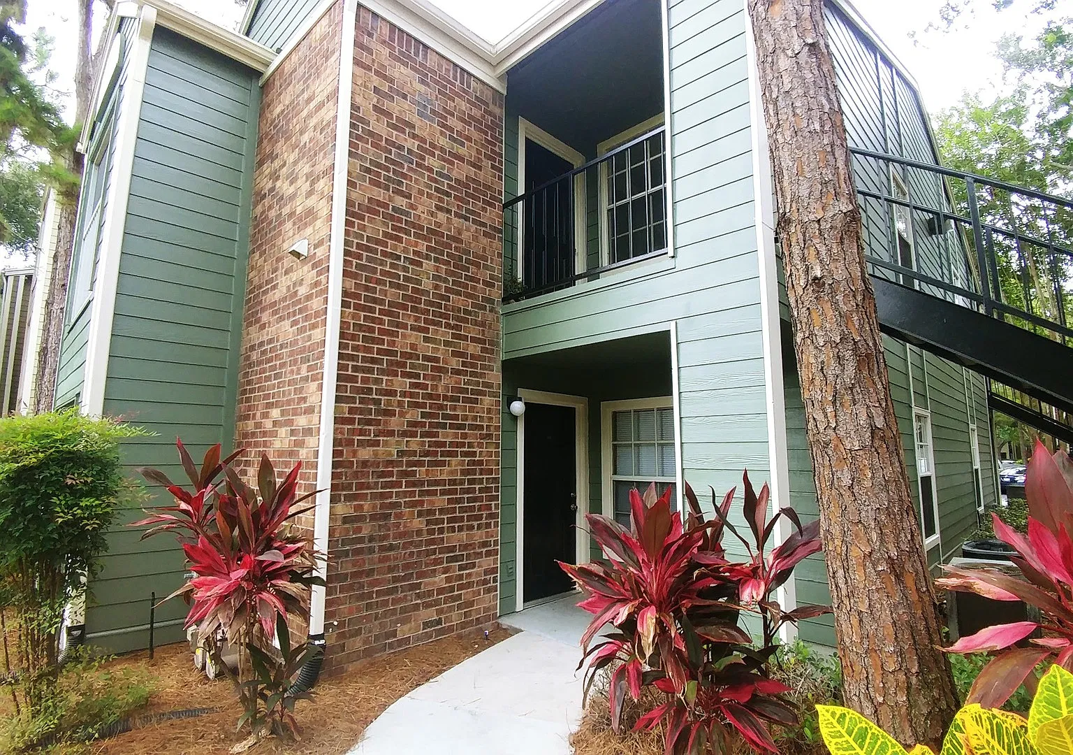 3 Bedroom 2 Bathroom Condo @ Central Park — Photo 1