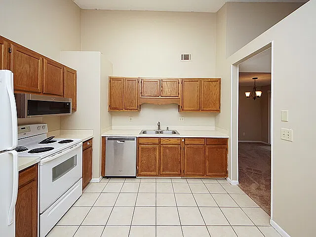 1022 Oakcrest Drive — Photo 3