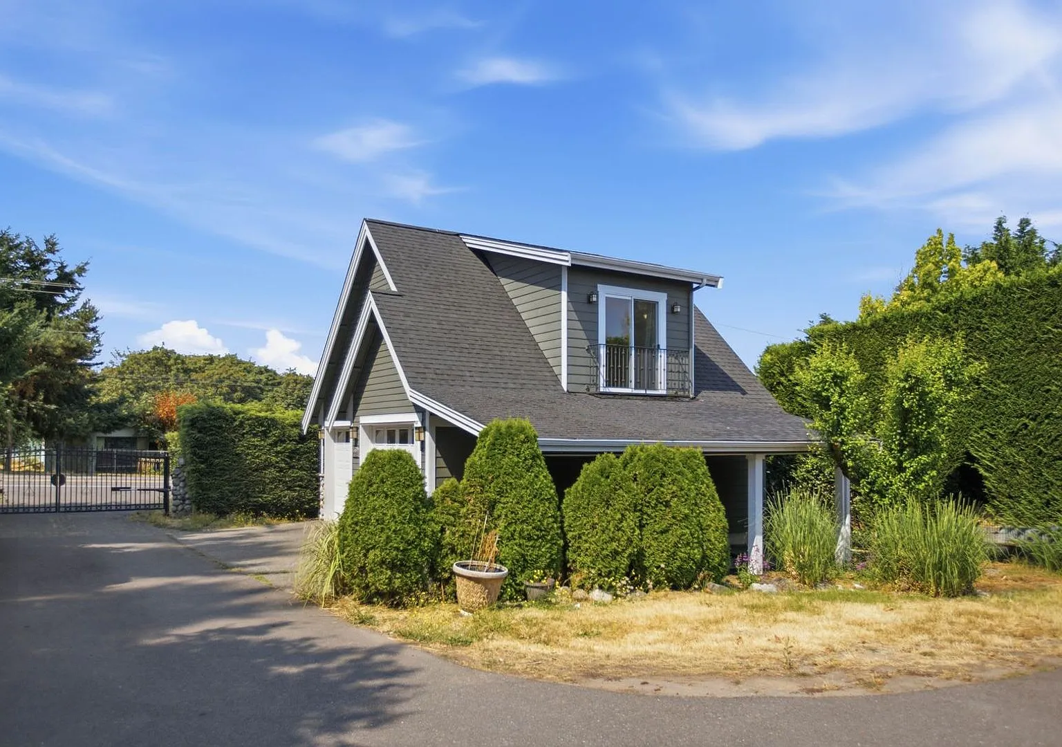 Cozy 1 Bed 1 Bath Apartment with Private Garage in SeaTac — Photo 3