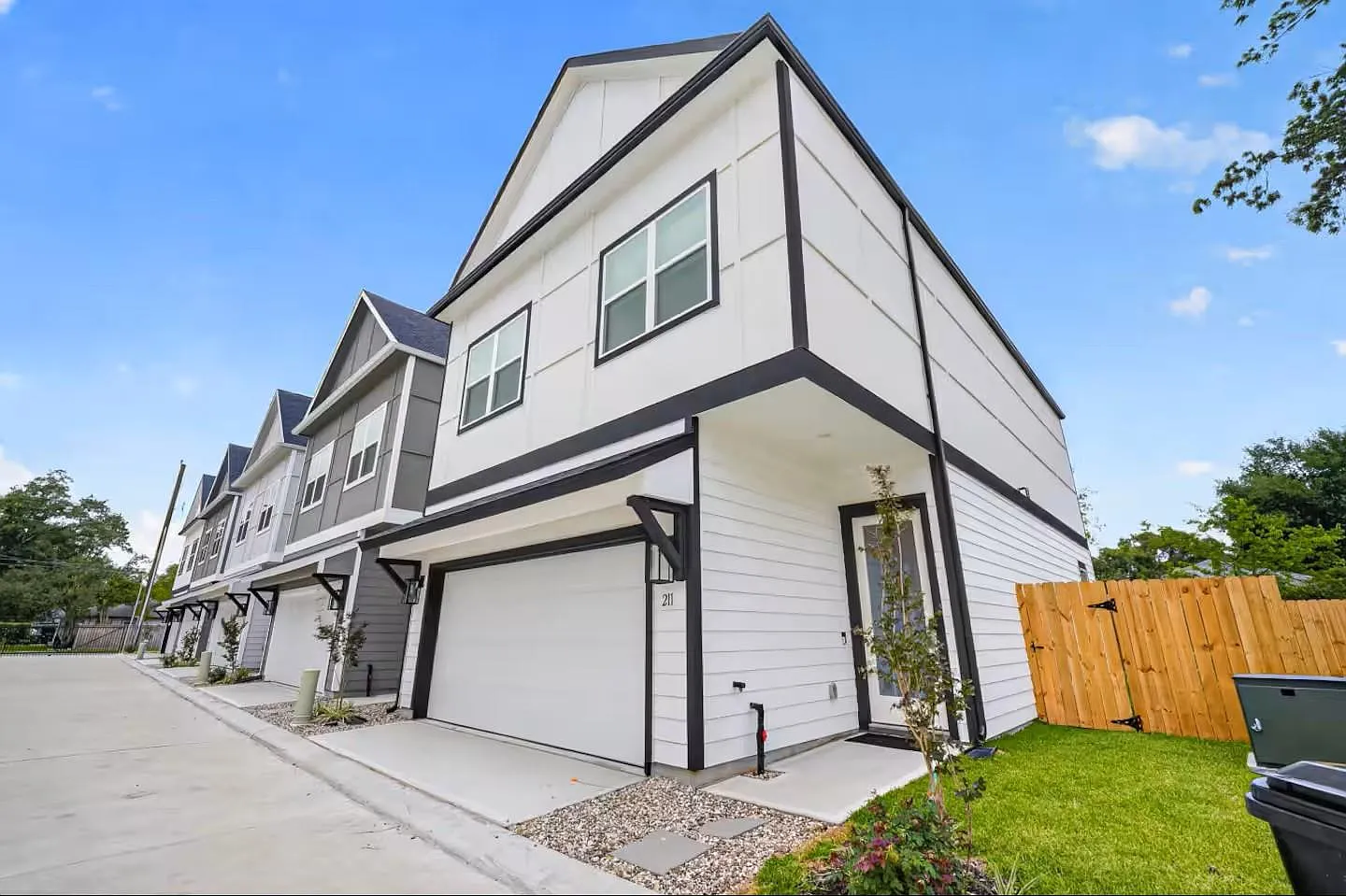 3 bed, 2.5 bath, 1716 sqft, $2,200 — Photo 3