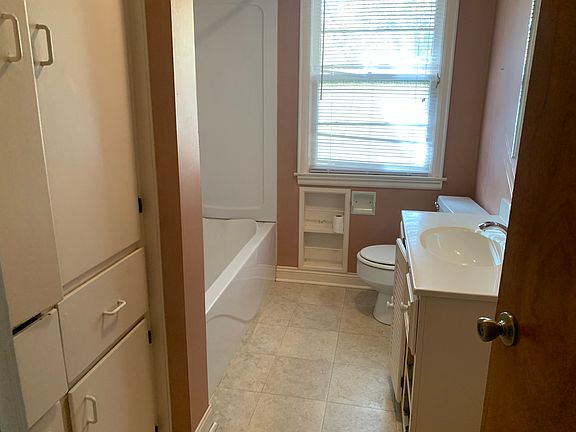 5th image of 885 E Orleans St