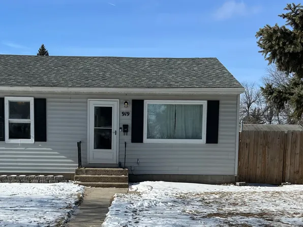 919 N 26th St, Grand Forks, ND 58203