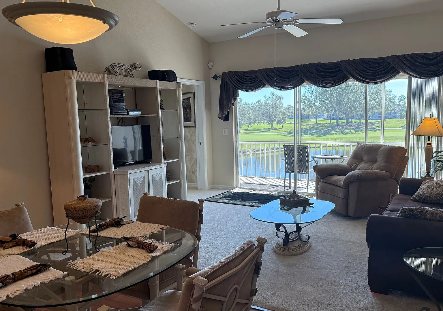 Beautifully Furnished condo located at Tara 2-Bedroom 2 bath Condo with Den & a 1 Car Garage — Photo 3