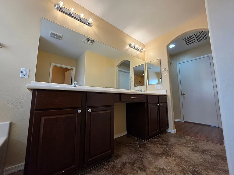 7805 S 48th Ln — Photo 29