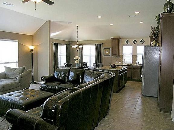 3rd image of 4700 Oakview Dr