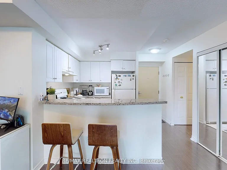 7 Lorraine Dr #2009 — Photo 14