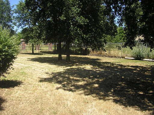 2nd image of 7576 Oak Grove Ave