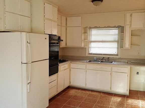 4th image of 402 Barton Dr