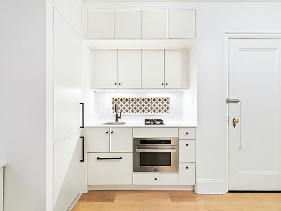 3rd image of 225 W 23rd St APT 7Q
