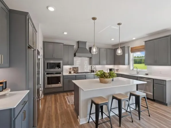 2066 Kestrel Dr, Shakopee, MN 55379