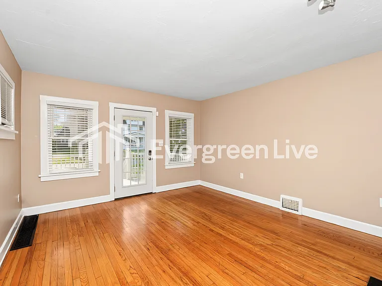 842 Montford Rd — Photo 2