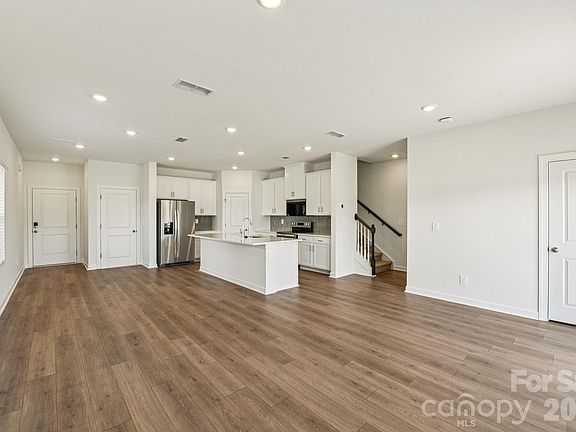 3rd image of 453 Markridge Loop