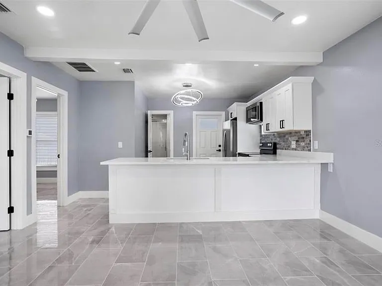 8907 N Blvd — Photo 2