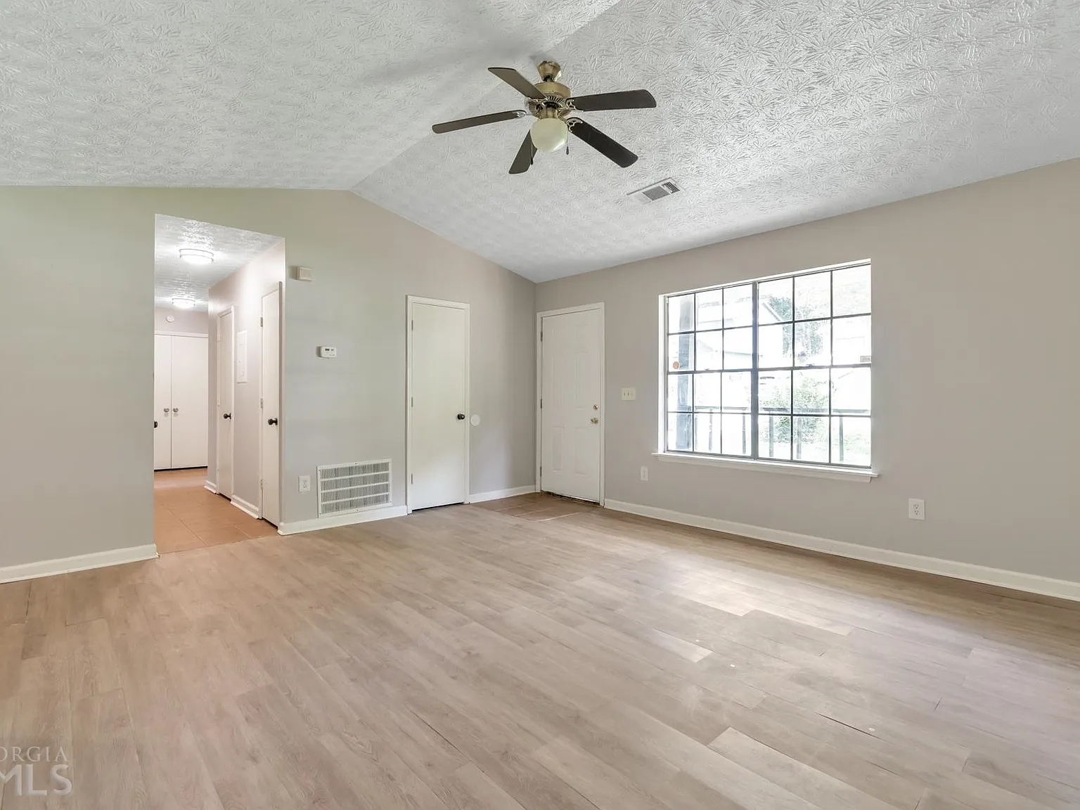 3 bed, 2.0 bath, 1096 sqft, $1,600 — Photo 4