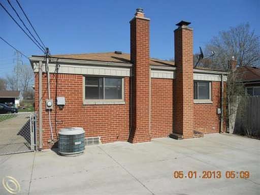 3rd image of 7228 Luana Ave