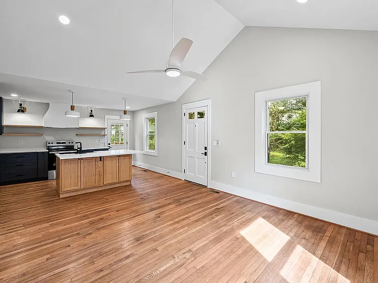 10 Amherst Ave — Photo 3