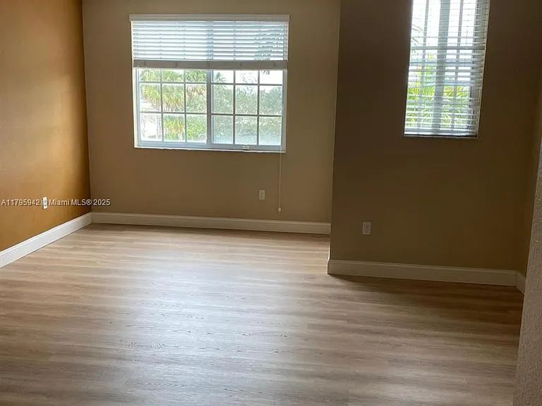2832 SW 81st Ave — Photo 5