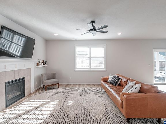 3rd image of 4498 Sagecrest Dr NE