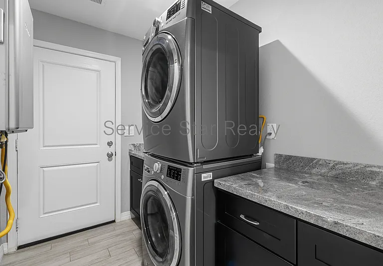 1556 W 5th St — Photo 17