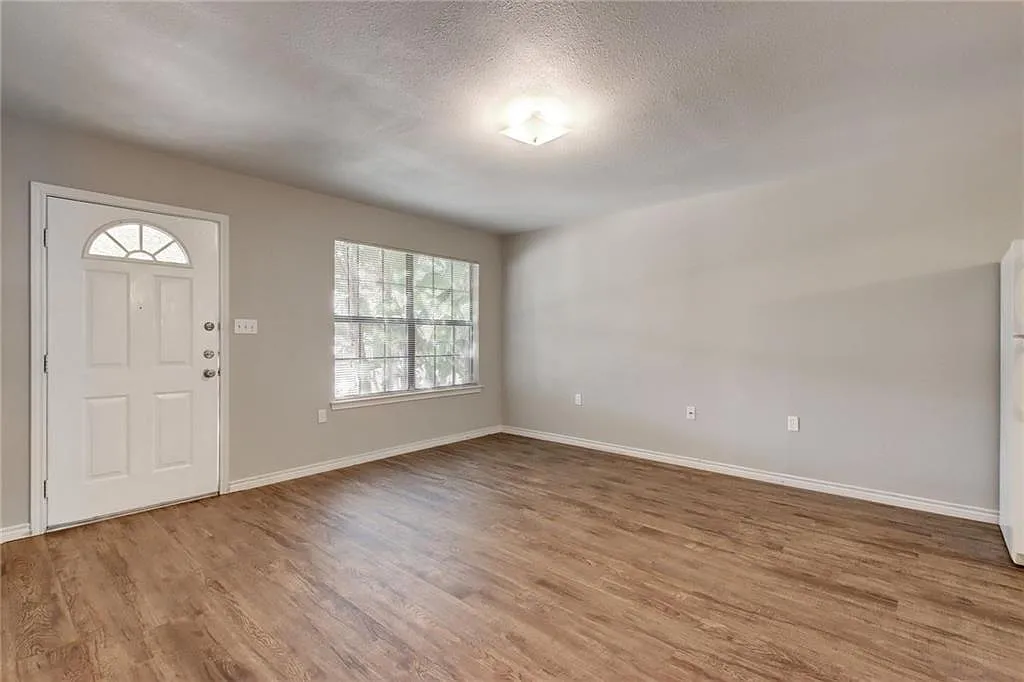 2 bed, 1.0 bath, 910 sqft, $1,295 — Photo 2