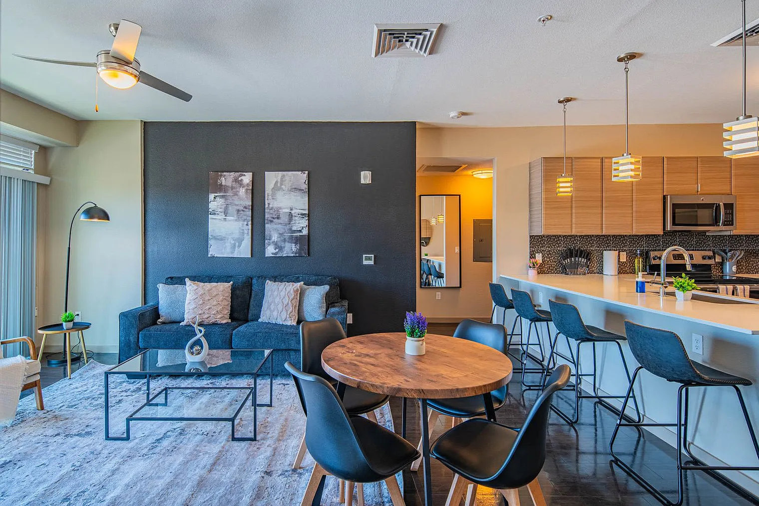 2 bed, 2.0 bath, 990 sqft, $5,067 — Photo 4