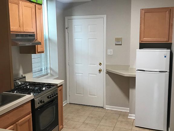 3rd image of 1322 N Wolcott Ave