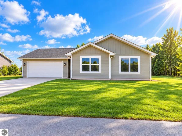3596 Tanager Dr, Traverse City, MI 49685