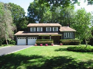 8 Penelope Ln, Huntington, NY 11743