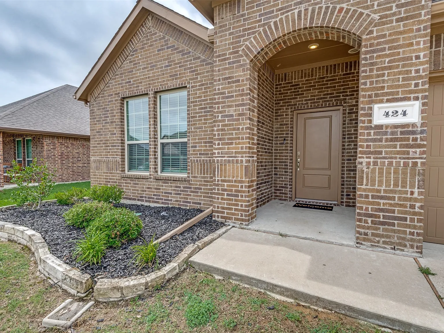4 bed, 2.0 bath, 2156 sqft, $2,350 — Photo 2