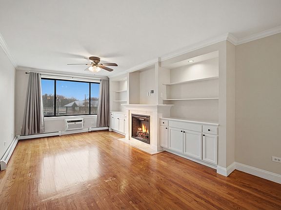 2nd image of 6060 N Ridge Ave APT 4E