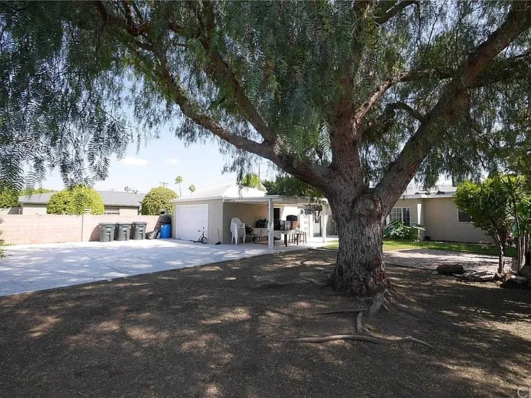 327 E Collins Ave — Photo 8