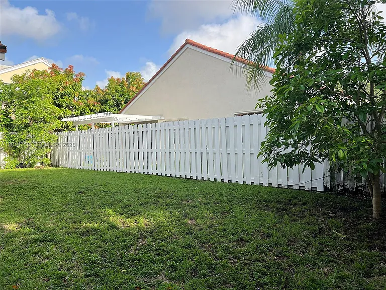 465 Somerset Way — Photo 38