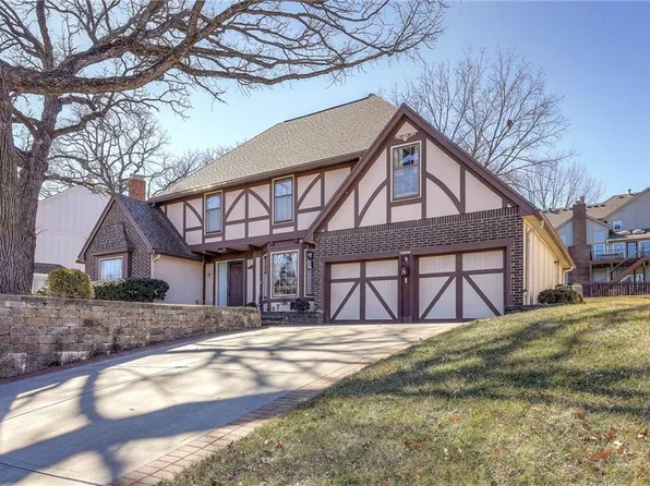 8422 Rosehill Rd, Lenexa, KS 66215