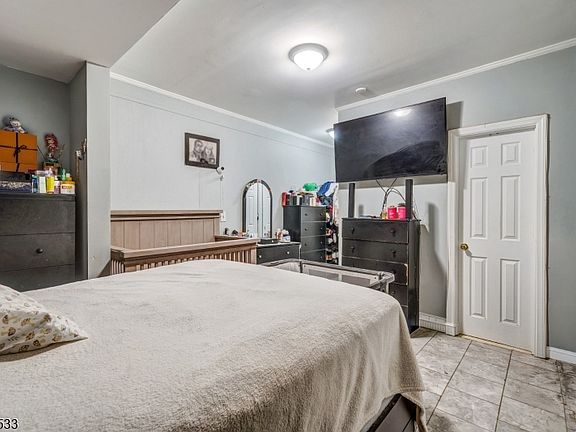 5th image of 312 S Spring St