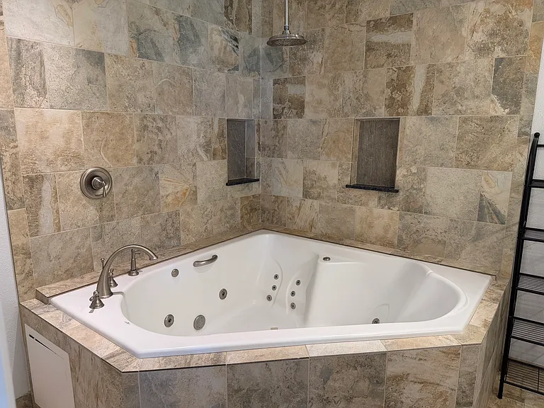 Jacuzzi/shower in the bathroom