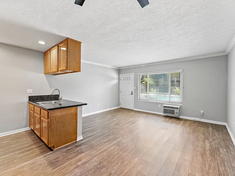 California Palms Apartments — Photo 23