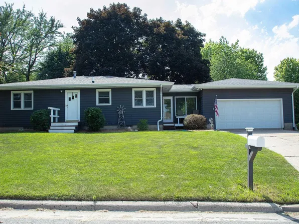 413 17th St NW, Waverly, IA 50677