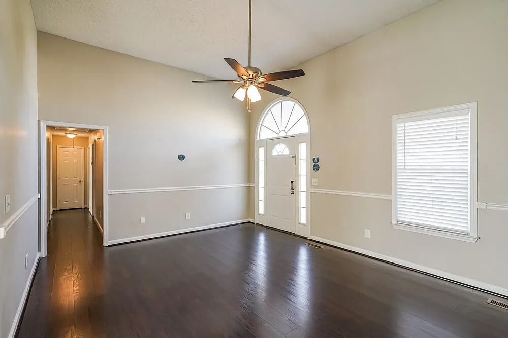 3 bed, 2.0 bath, 1555 sqft, $2,080 — Photo 3
