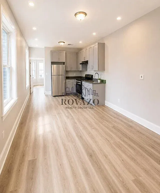 4 bed, 2.0 bath, 900 sqft, $2,450 — Photo 3